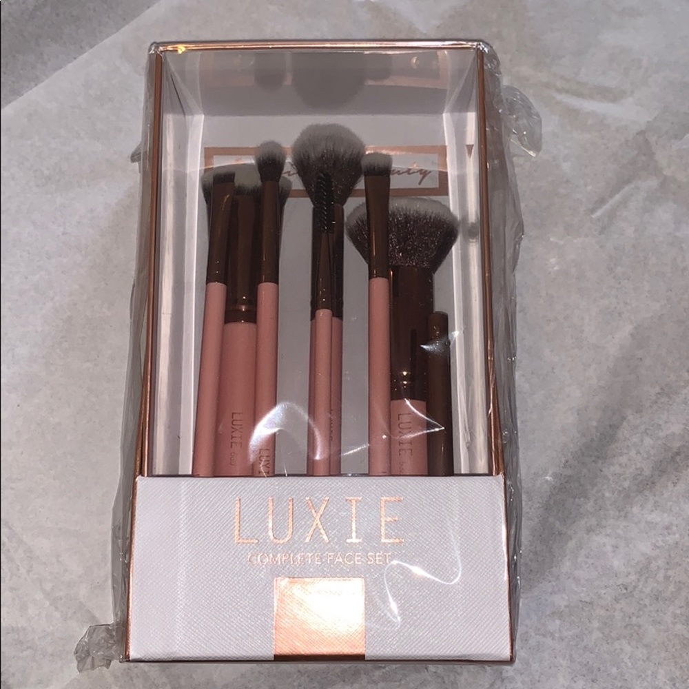 Brand New Luxie- complete face brush set
